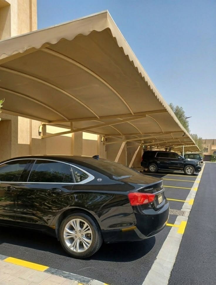 مظلات قماشية كبيرة لتغطية مواقف السيارات بأعمدة حديدية